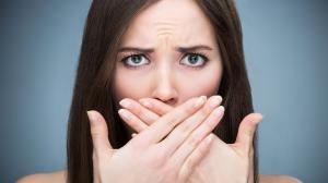 Príčiny zápachu z úst: možné zdravotné príčiny nepríjemného dychu