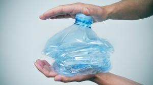 Aj PET fľaše sa vyrábajú z jedovatých plastov