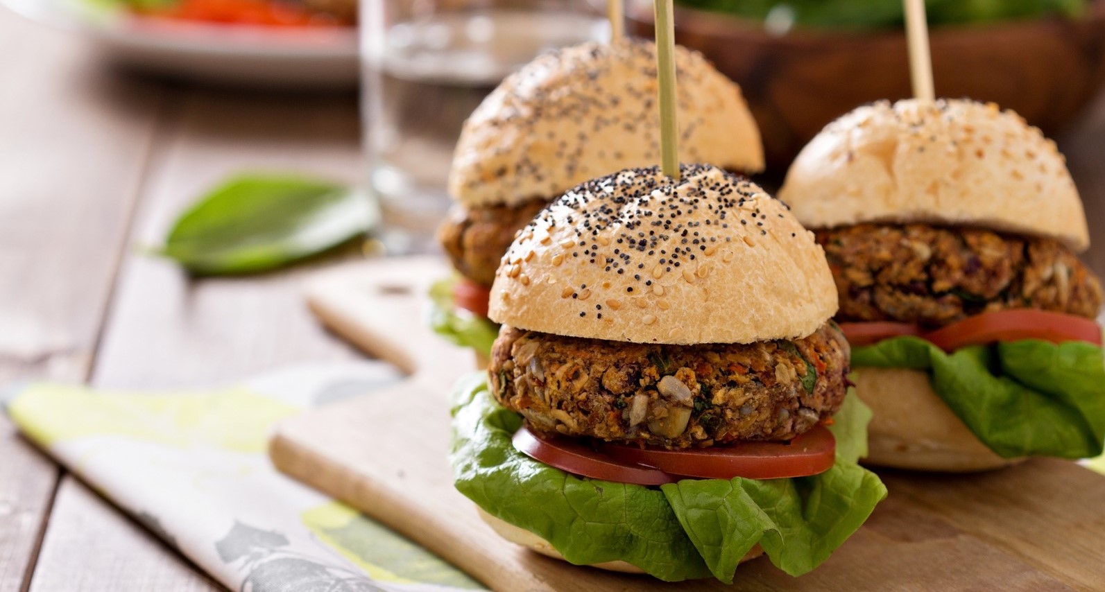 V USA pripravujú vegánske hamburgery z náhrad mäsa na rastlinnej báze