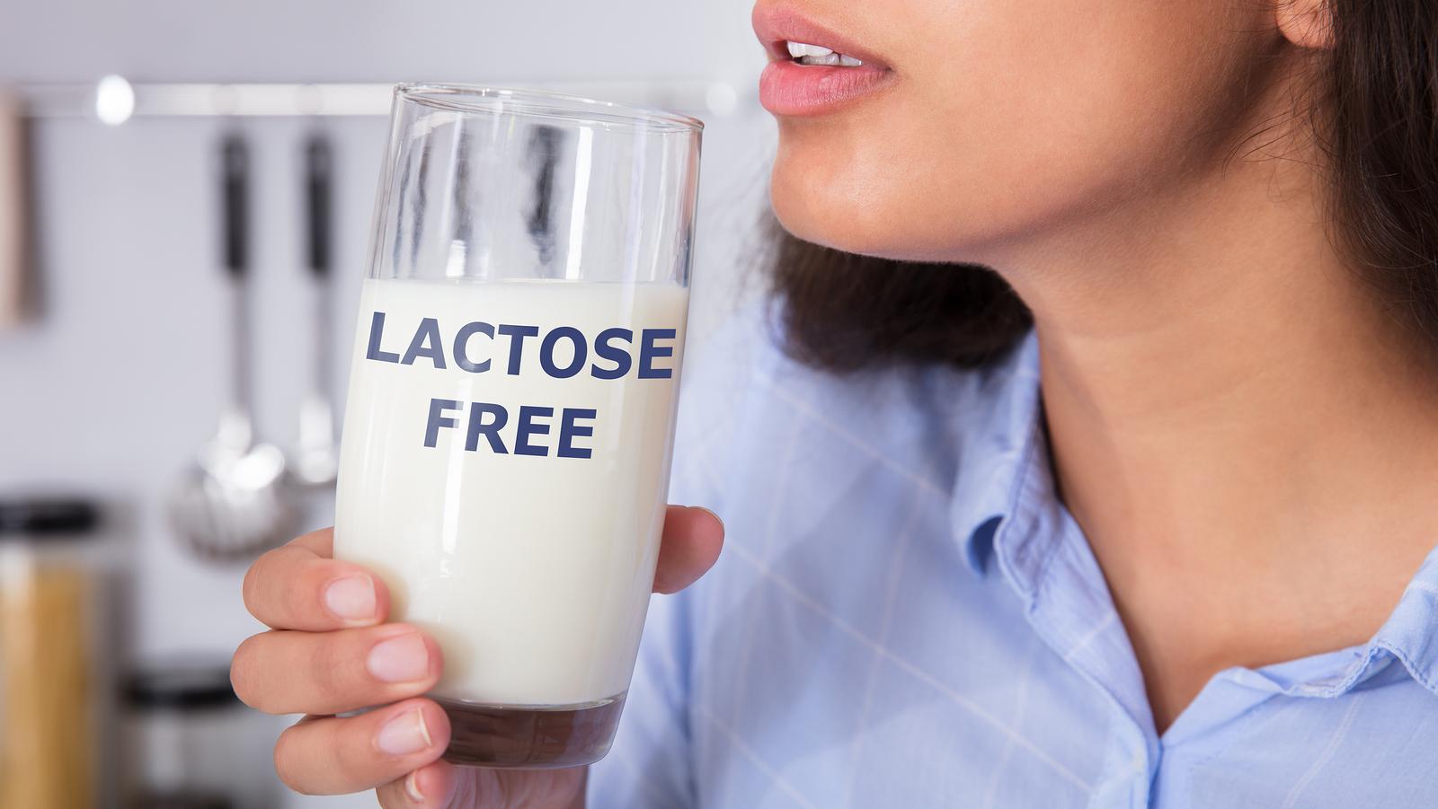 Intolerancia laktózy vzniká, pokiaľ v organizme klesne, prípadne úplne ustane produkcia enzýmu laktáza, zodpovedného za štiepenie mliečneho cukru