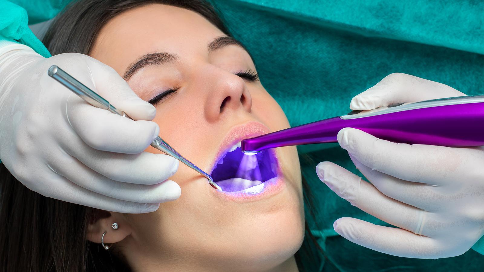 Skríning rakoviny ústnej dutiny pomáha predchádzať nádorom v ústnej dutine.