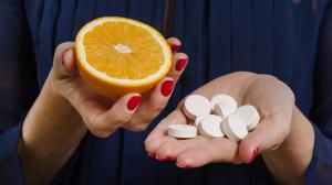 Vitamín C je silný antioxidant, pomáha pri neutralizácii voľných radikálov